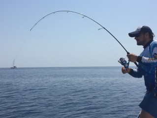2 Okuma_slow_Jig_60-140_g_štap_uparen_s_rolom_Okuma_Azores_blue_5500_savijen_pod_zubacem_krunašem_od_35_kg